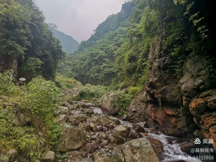 《蟠龙谷》——四川省彭州市小洞鱼镇蟠龙谷景区（手机拍摄）